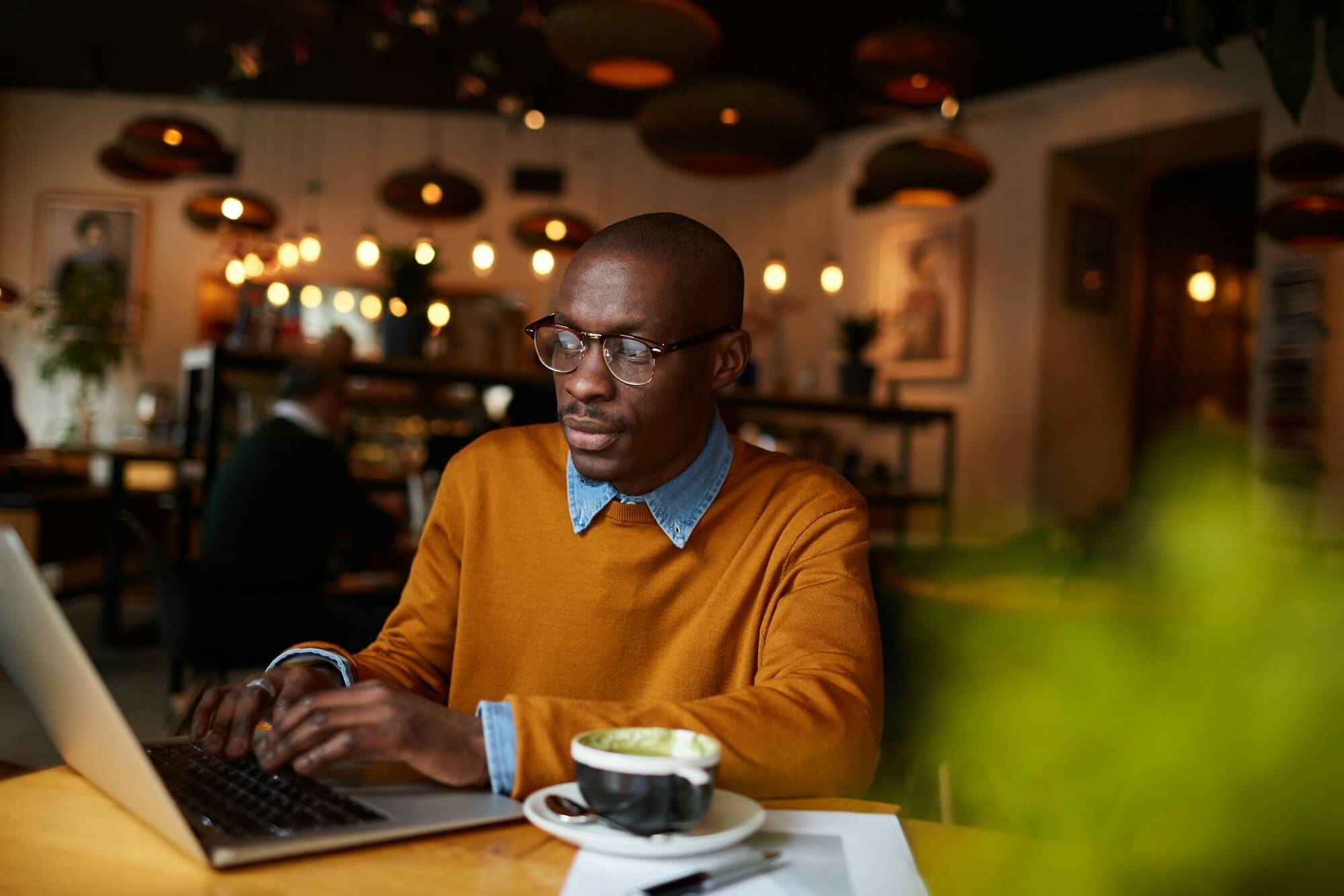 blogger-in-coffee-shop.jpg